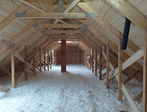 Zateplení stropu novostavby rodinného domu pomocí foukané izolace